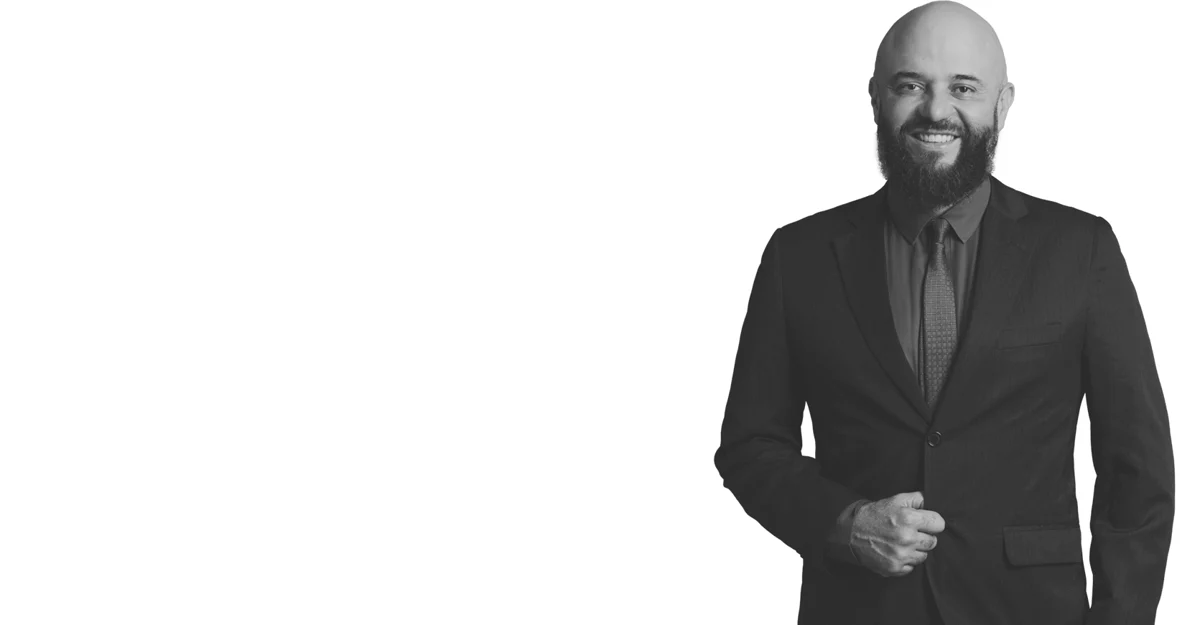 Retrato em preto e branco do diretor e produtor Cristiano Sousa